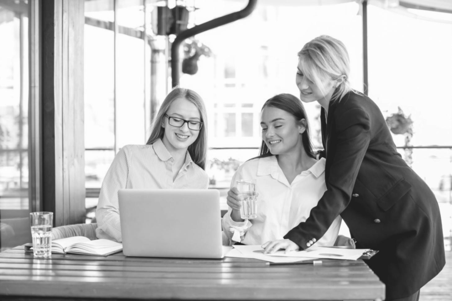 Arbeitsplatz mit modernen Analysewerkzeugen