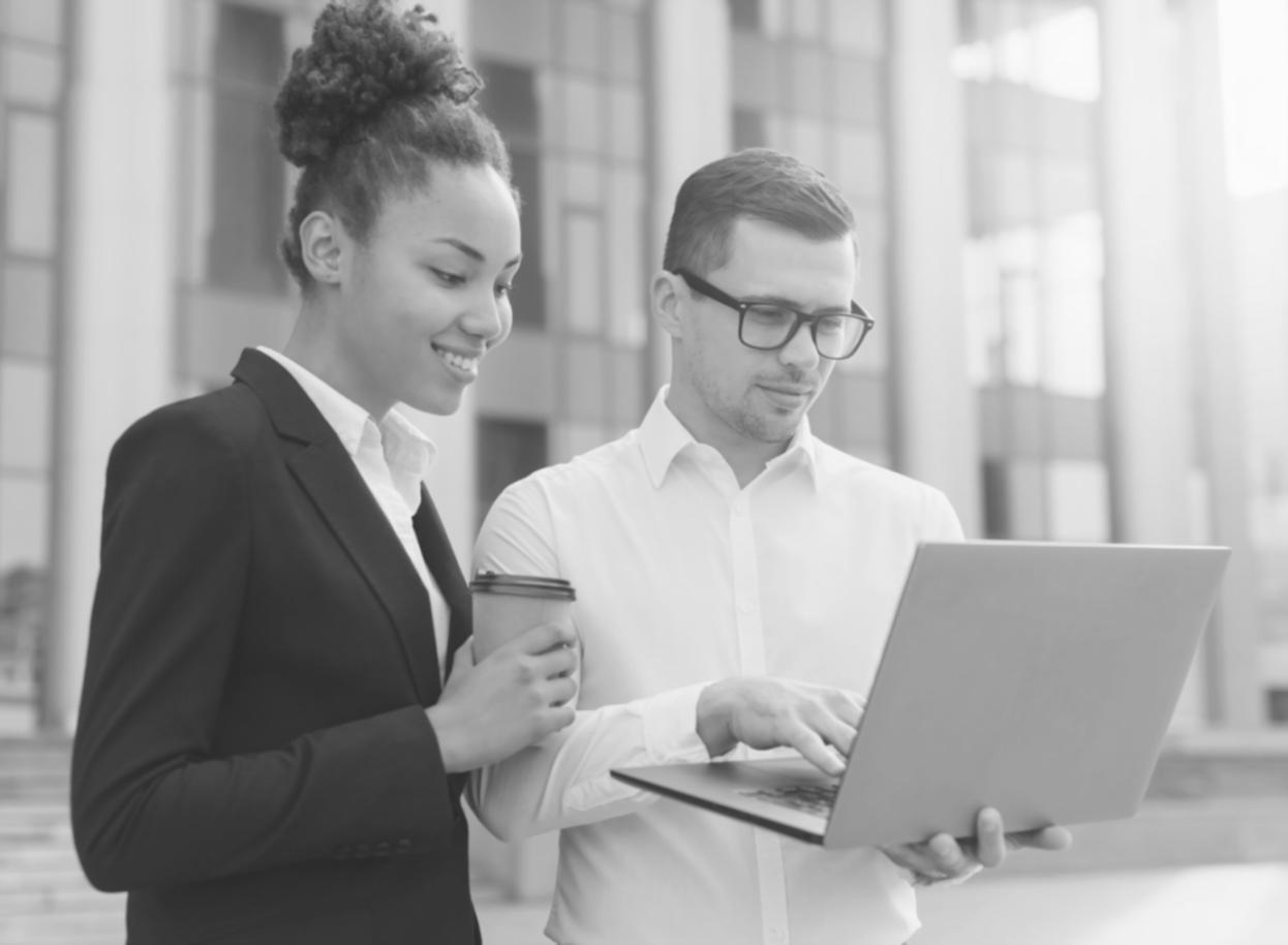 orodyneneonevi Arbeitsraum mit Finanzanalyse-Materialien